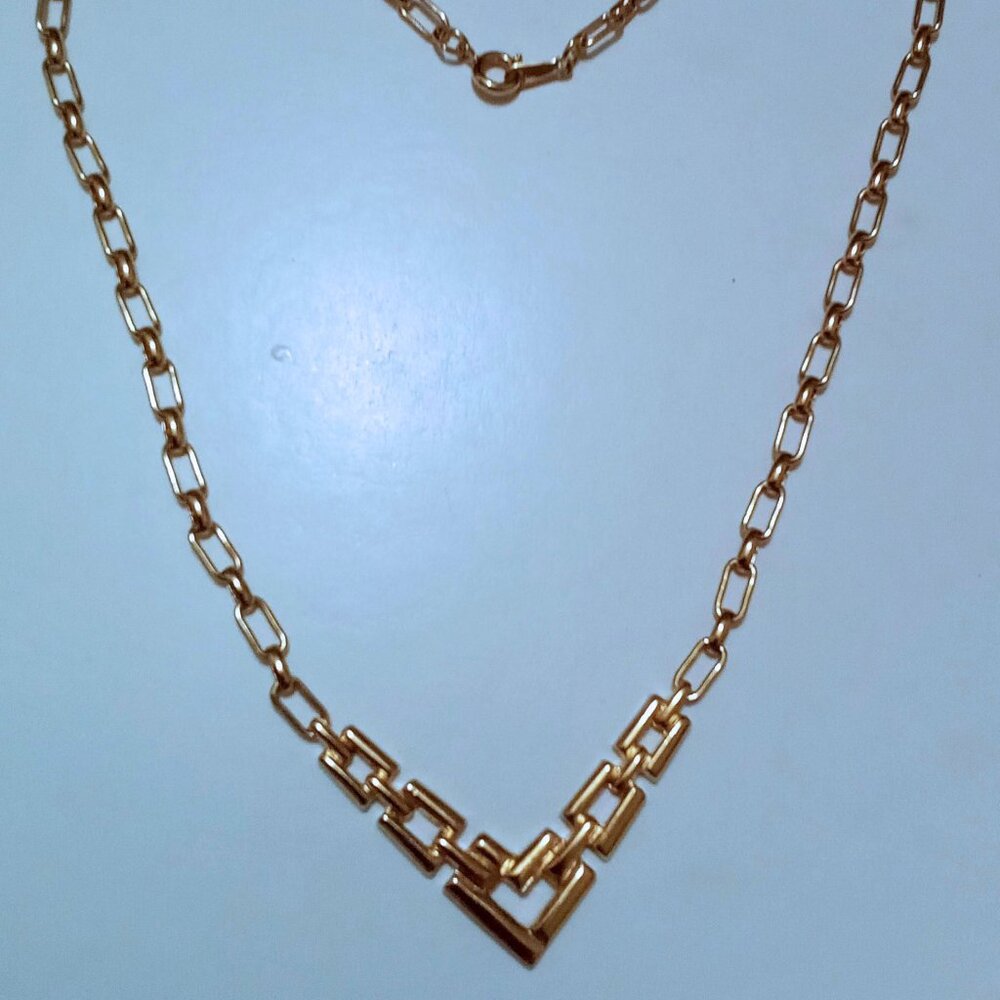 VINTAGE AVON GOLD TONE “V” SHAPED PENDANT NECKLACE